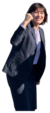 ガッツポーズをする女性社員